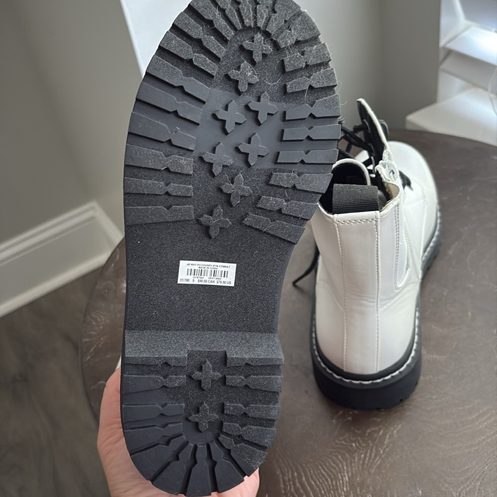 Size 9WW - Torrid White Boots - Never Worn - Picture 5 of 7